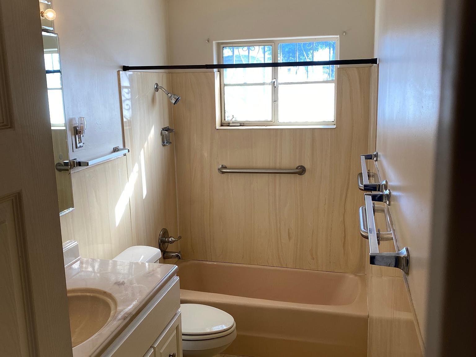 3601 E Seneca St prior listing photo 8